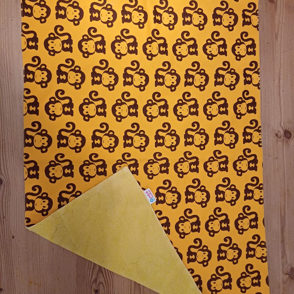 6 Überhosen und 4 Pocket Windeln von Thirsties, diverse Einlagen und eine Wickelunterlage von petit lulu