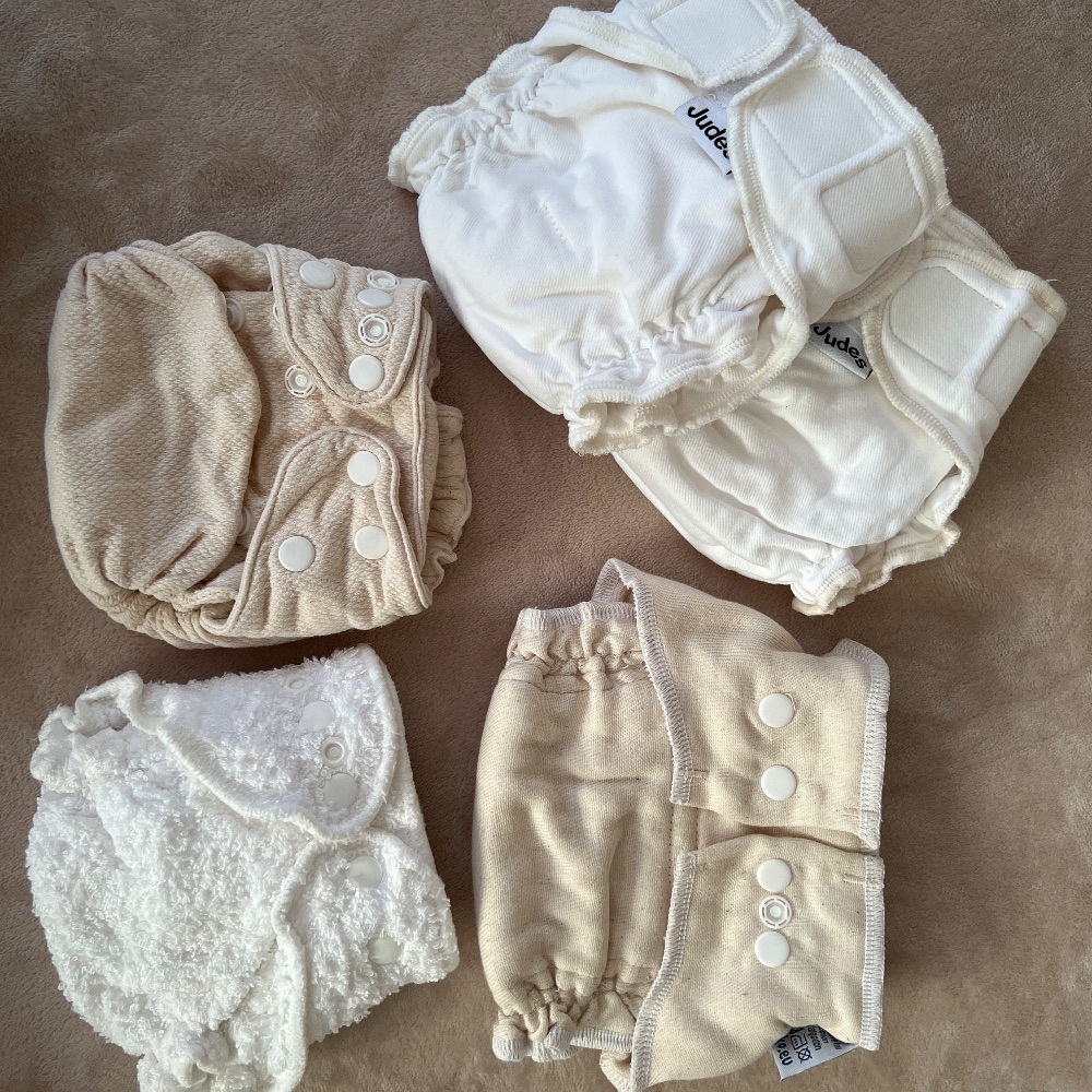 Verschiedene unbenutzte Höschenwindeln