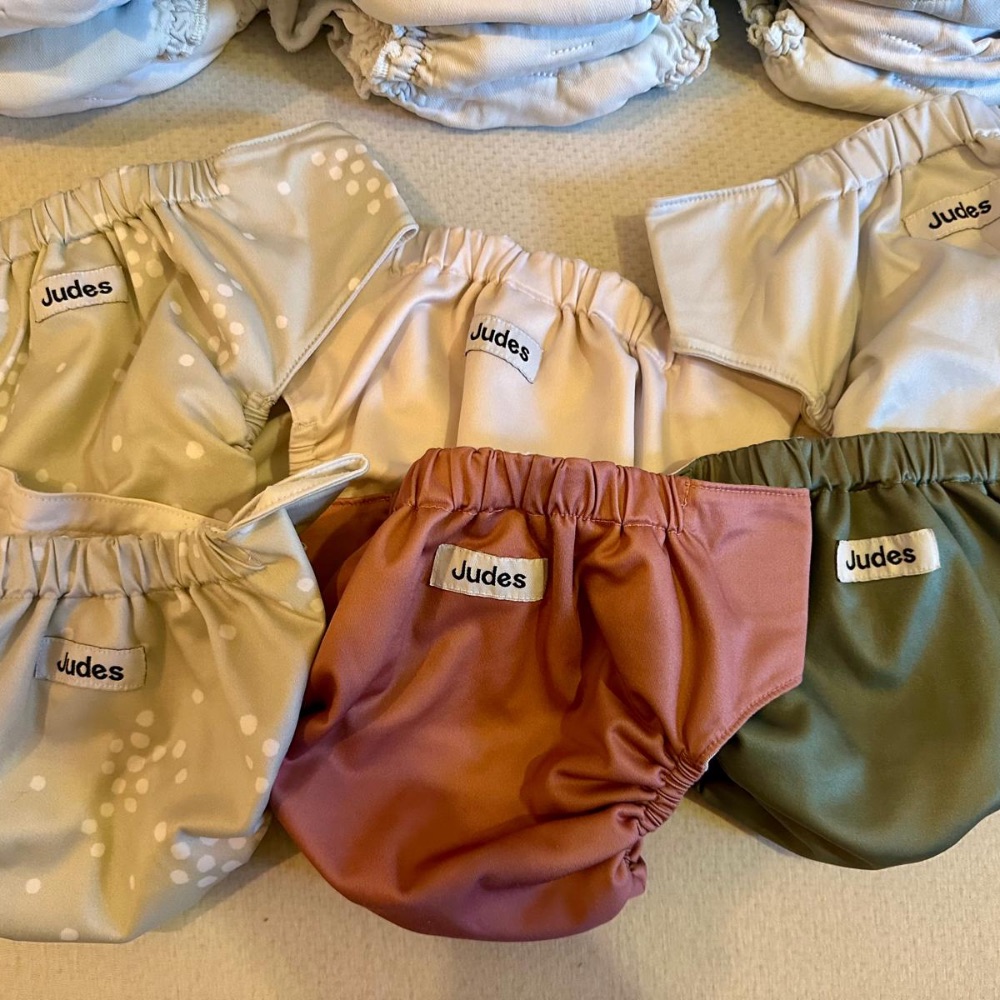 Großes Set der Marke Judes in Größe 2 mit 22 Innenwindeln, 6 Überhosen, zwei Windelbeuteln und vielem mehr