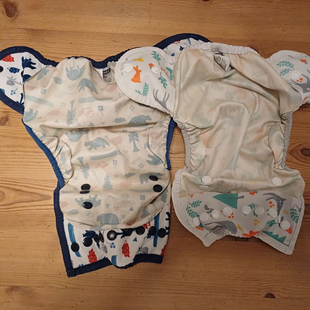 6 Überhosen und 4 Pocket Windeln von Thirsties, diverse Einlagen und eine Wickelunterlage von petit lulu