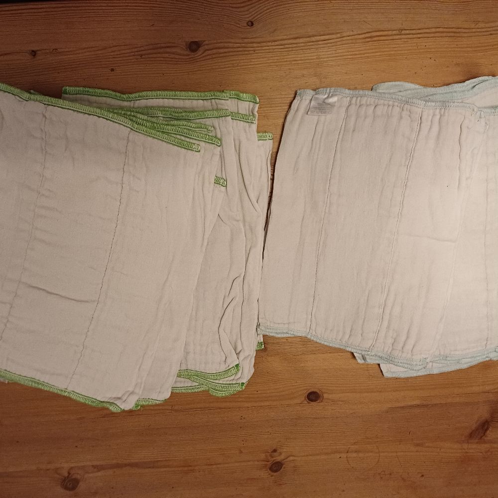 6 Überhosen und 4 Pocket Windeln von Thirsties, diverse Einlagen und eine Wickelunterlage von petit lulu