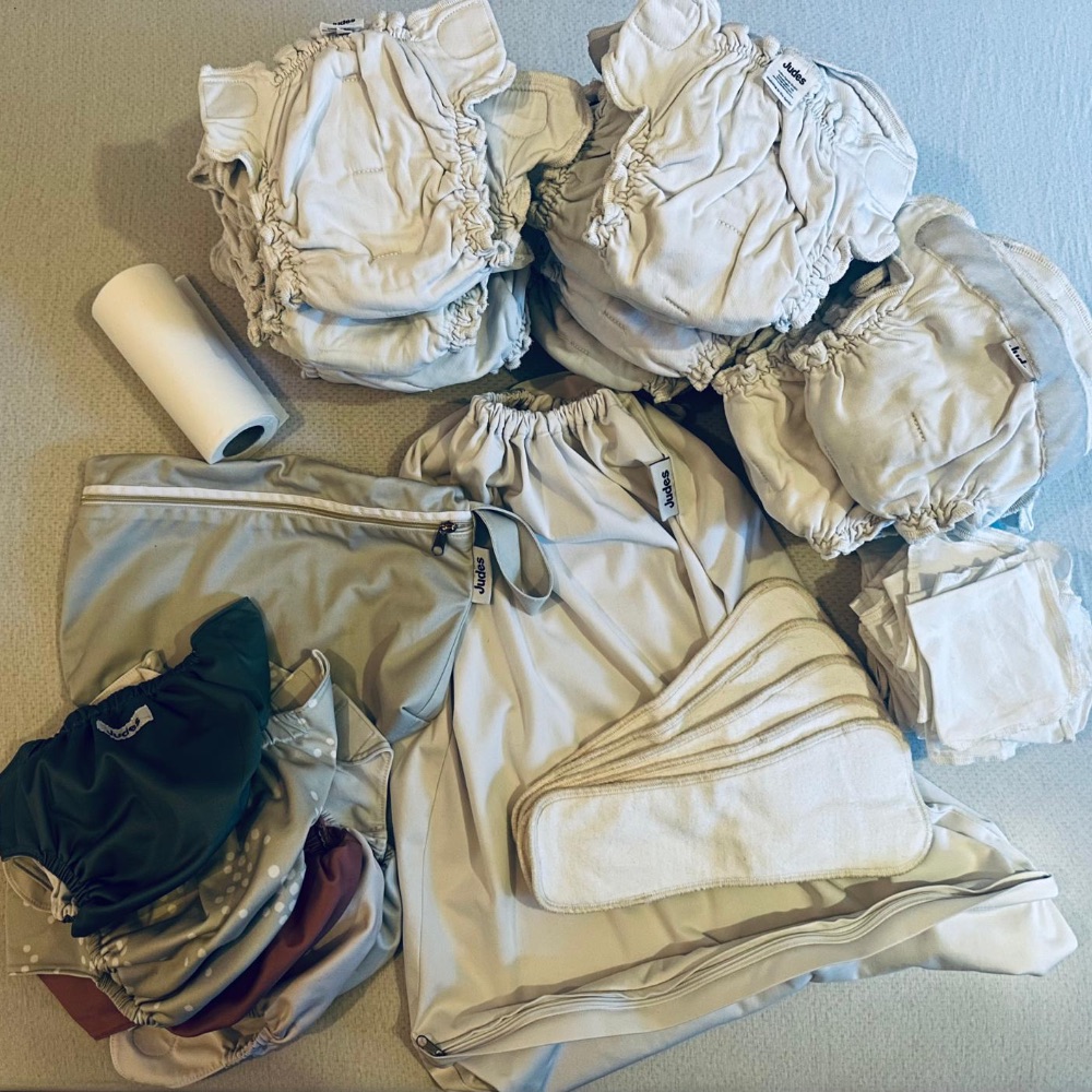 Großes Set der Marke Judes in Größe 2 mit 22 Innenwindeln, 6 Überhosen, zwei Windelbeuteln und vielem mehr